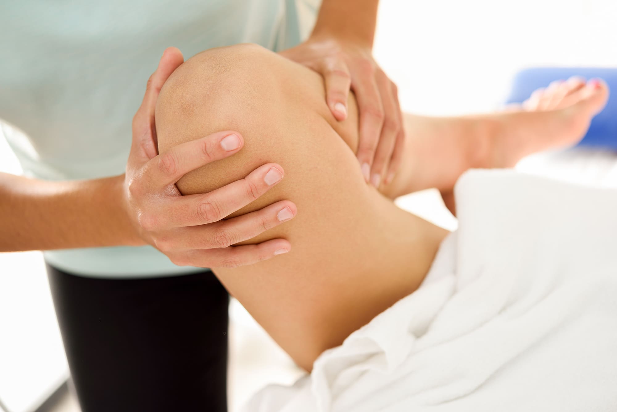medical-massage-at-the-leg-in-a-physiotherapy-cent-PR92CBU
